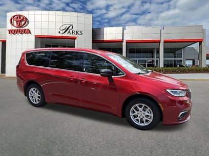 Used 2025 Chrysler Pacifica Select