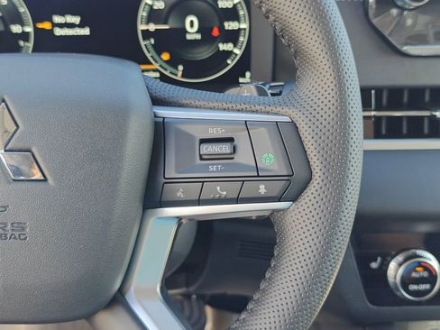 New 2025 Mitsubishi Outlander SE image 16