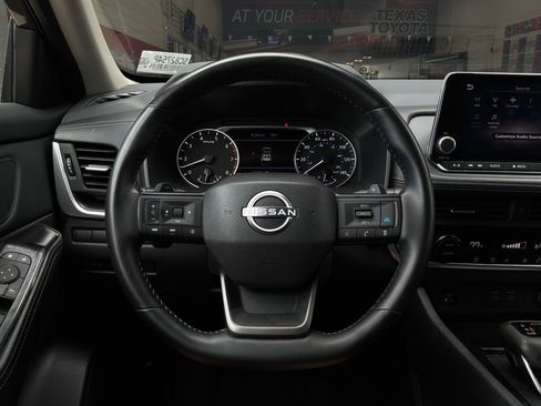 Used 2025 Nissan Rogue SV FWD image 32