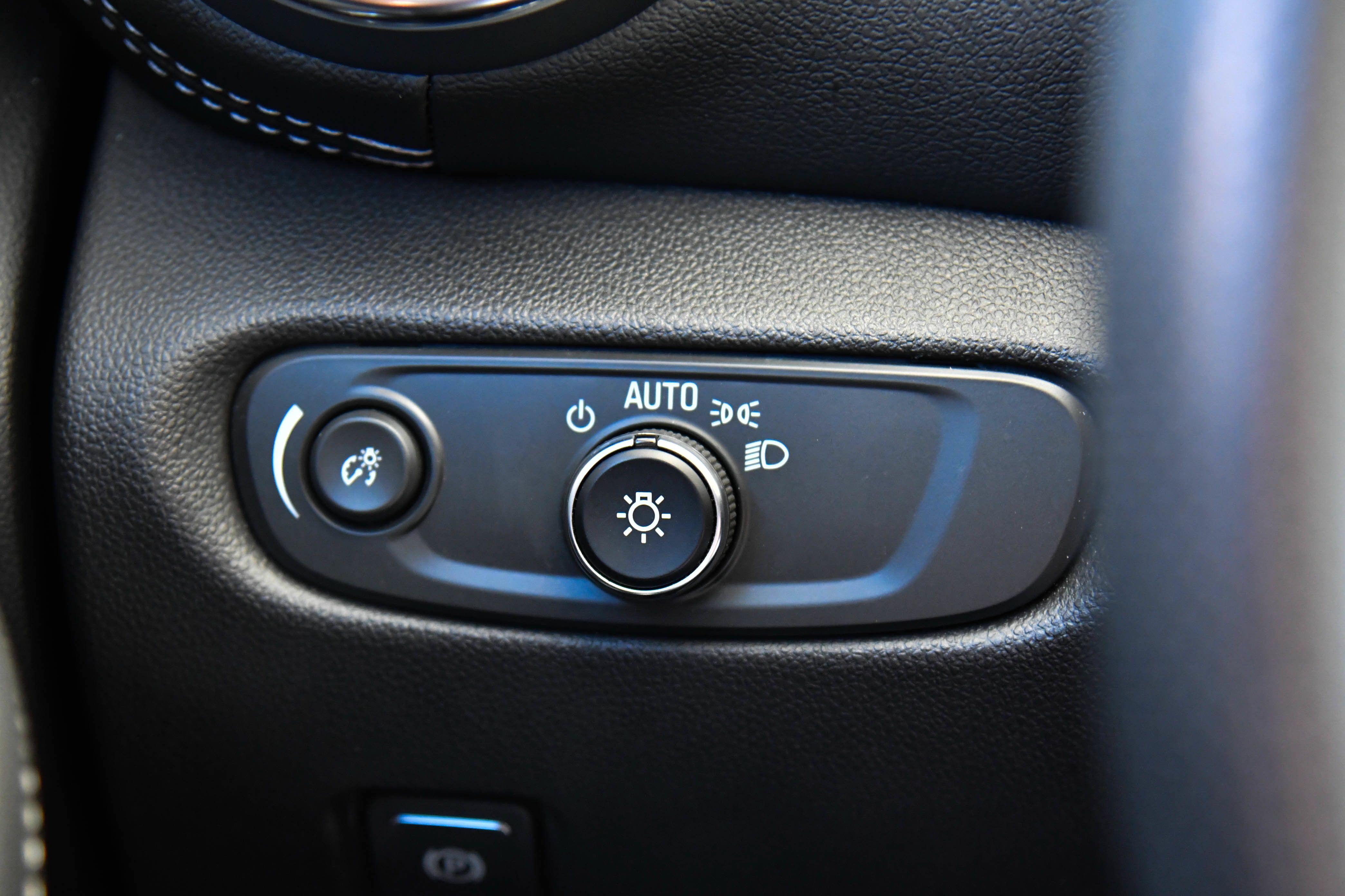Used 2025 Chevrolet Blazer LT FWD image 31