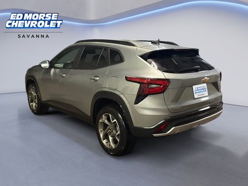 Used 2025 Chevrolet Trax LT w/ LT Convenience Package image 3