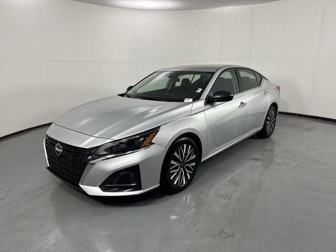 Used 2024 Nissan Altima 2.5 SV FWD image 2