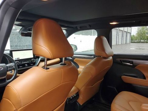 Used 2023 Toyota Highlander Platinum image 9