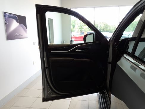 Used 2023 Cadillac Escalade ESV Premium Luxury Platinum w/ LPO, Radiant Package image 17