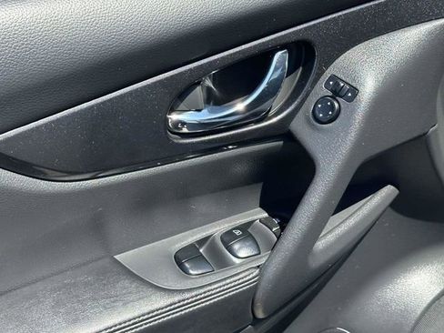 Used 2018 Nissan Rogue SV FWD image 15