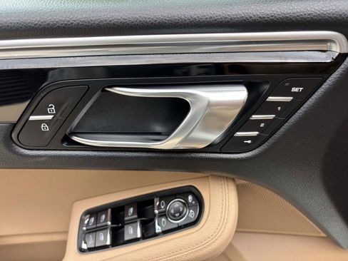 Used 2020 Porsche Macan AWD/4WD image 23