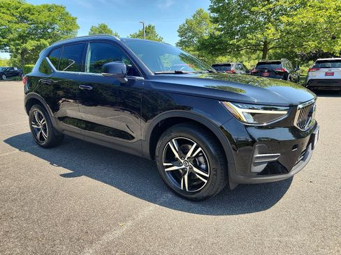 Used 2025 Volvo XC40 B5 Core image 4