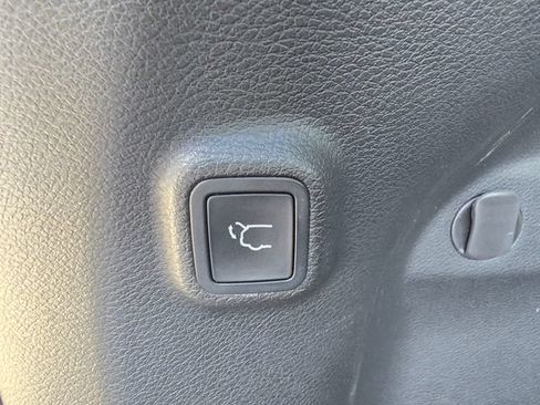 Used 2019 Jeep Cherokee Latitude Plus AWD/4WD image 36