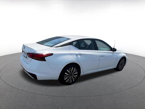 Used 2025 Nissan Altima 2.5 SV FWD image 14