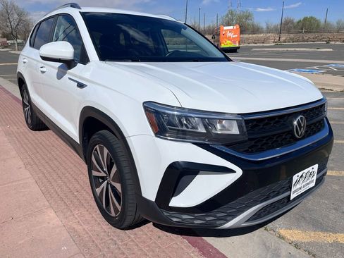 Used 2022 Volkswagen Taos SE image 3