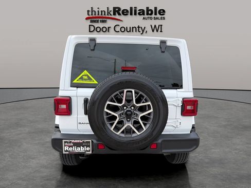 Used 2026 Jeep Wrangler Unlimited Sahara AWD/4WD image 4