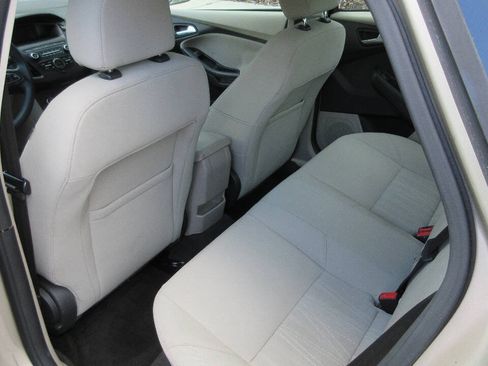 Used 2018 Ford Focus SE FWD image 14