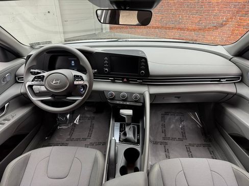 Used 2025 Hyundai Elantra SE image 12