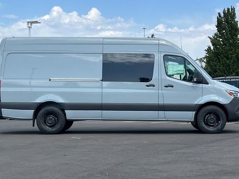 Used 2024 Mercedes-Benz Sprinter 2500 image 6