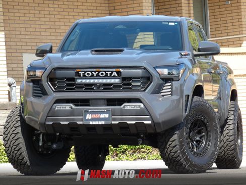 Used 2025 Toyota Tacoma TRD Sport AWD/4WD image 4