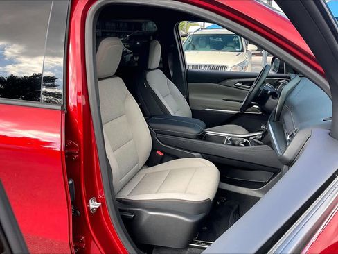 Used 2025 Chevrolet Traverse LT image 8