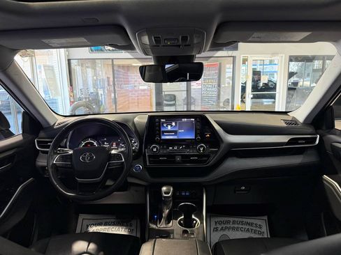 Used 2022 Toyota Highlander XLE AWD/4WD image 25