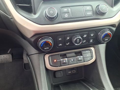 Used 2023 GMC Acadia Denali w/ Denali Ultimate Package AWD/4WD image 17