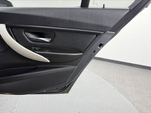 Used 2016 BMW 320i Sedan w/ Sport Package image 21