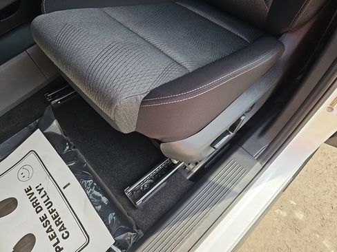 Used 2024 Nissan Rogue SV image 32