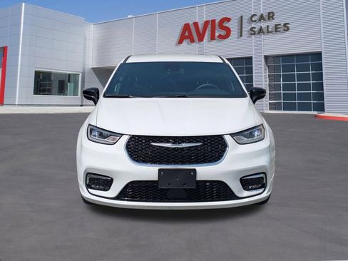 Used 2025 Chrysler Pacifica Select image 2