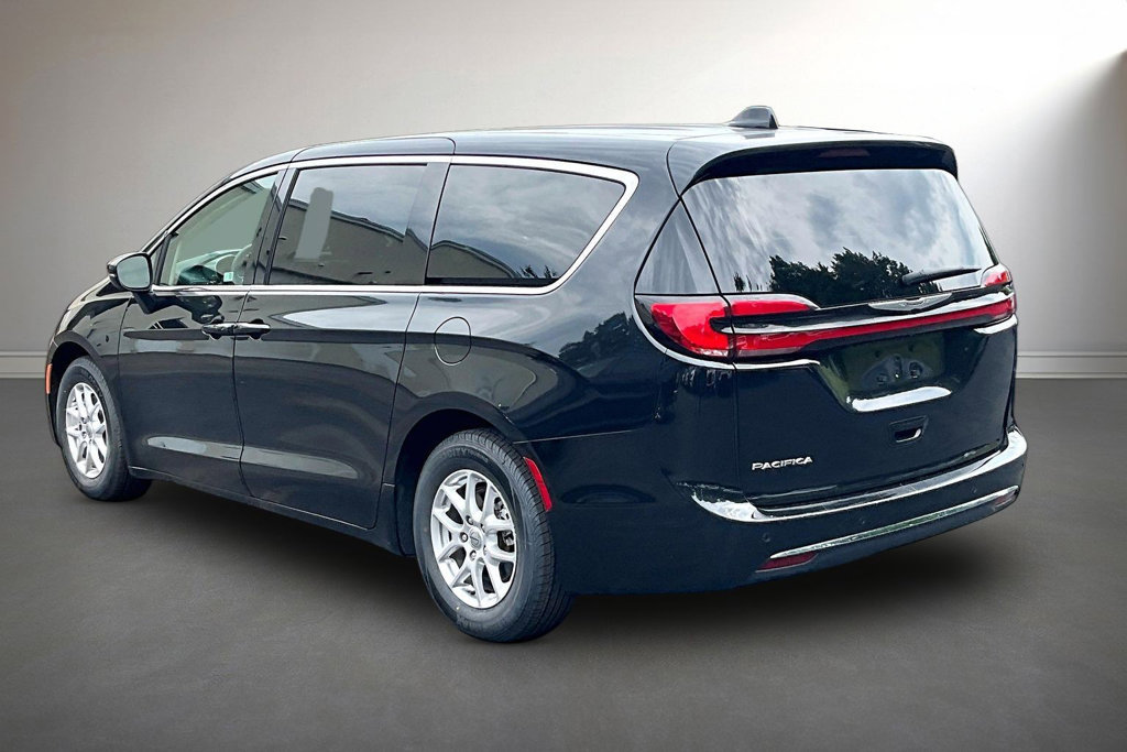 Used 2023 Chrysler Pacifica Touring-L FWD image 4