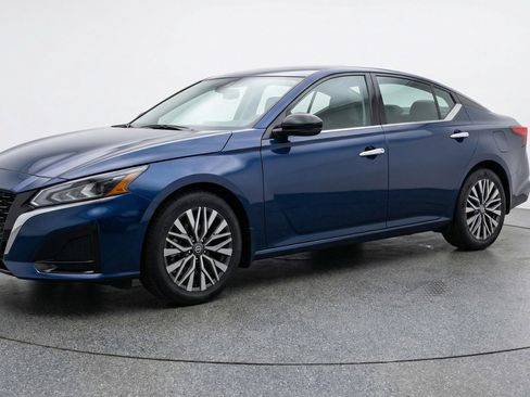 Used 2025 Nissan Altima 2.5 SV image 3