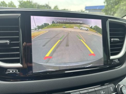 Used 2023 Chrysler Pacifica Touring-L FWD image 19