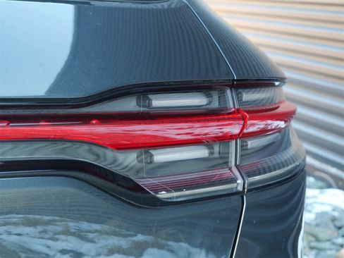 Certified 2025 Porsche Macan image 8