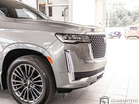 Used 2022 Cadillac Escalade ESV Luxury AWD/4WD image 4