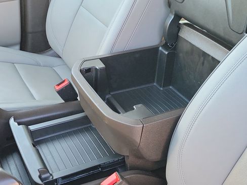 Used 2022 GMC Yukon XL SLT w/ SLT Premium Package image 31