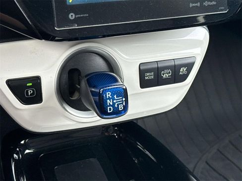 Used 2017 Toyota Prius Prime Premium image 19