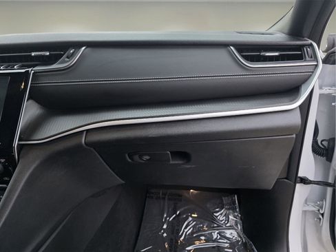 Used 2024 Jeep Grand Cherokee Altitude image 27