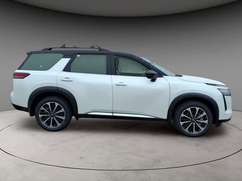 New 2026 Nissan Pathfinder Platinum image 10