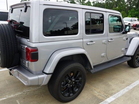 Used 2021 Jeep Wrangler Unlimited Sahara AWD/4WD image 5