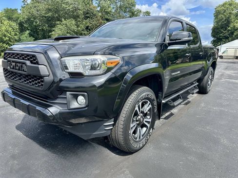 Used 2017 Toyota Tacoma TRD Sport w/ Tow Package AWD/4WD image 4