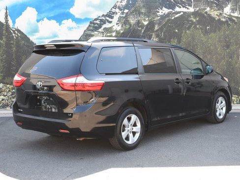 Used 2015 Toyota Sienna LE FWD image 3