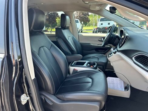 Certified 2024 Chrysler Pacifica Touring-L FWD image 11
