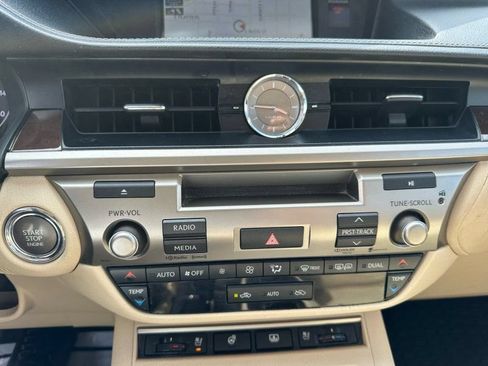 Used 2014 Lexus ES 350 w/ Luxury Package FWD image 18