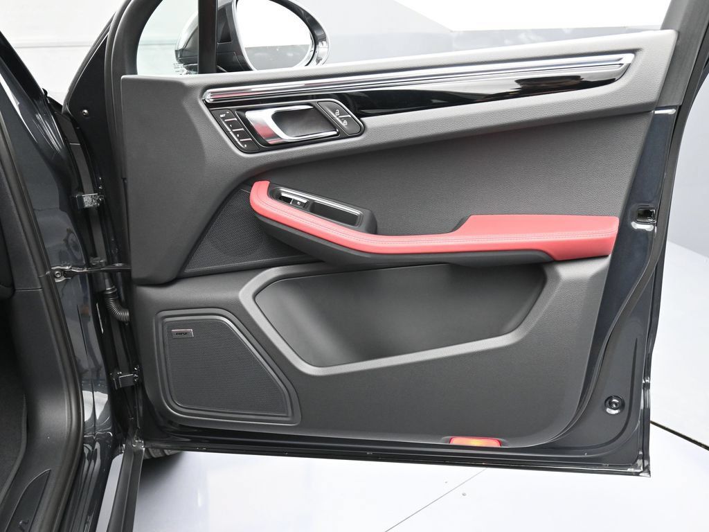 Certified 2026 Porsche Macan AWD/4WD image 29