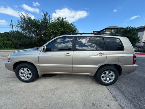 Used 2005 Toyota Highlander 4WD V6 w/ 3rd Row image 4