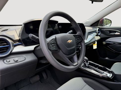 Used 2025 Chevrolet Trax LT w/ LPO, Blackout Package FWD image 11