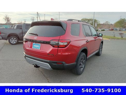 Used 2025 Honda Pilot TrailSport image 7