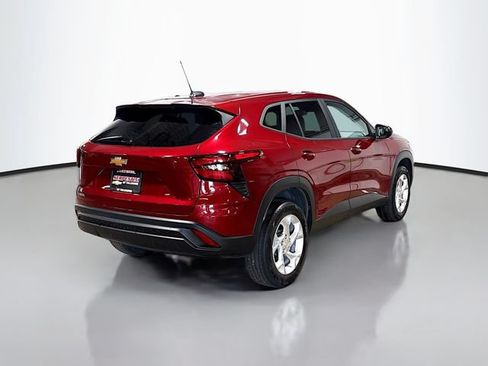 Used 2024 Chevrolet Trax LS w/ LS Convenience Package FWD image 6