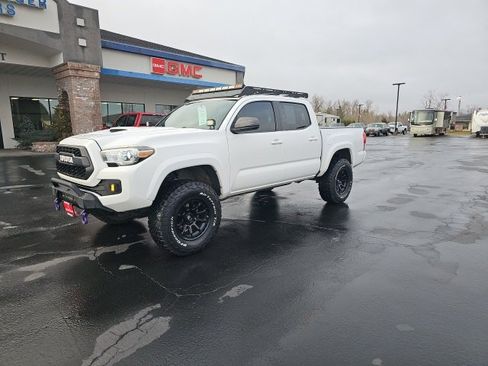 Used 2016 Toyota Tacoma TRD Sport image 30