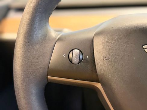 Used 2021 Tesla Model Y Long Range image 25