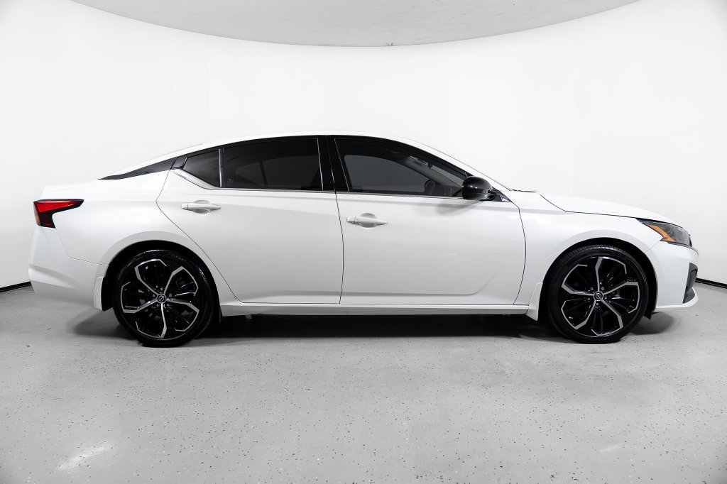 Used 2023 Nissan Altima 2.5 SR FWD image 3