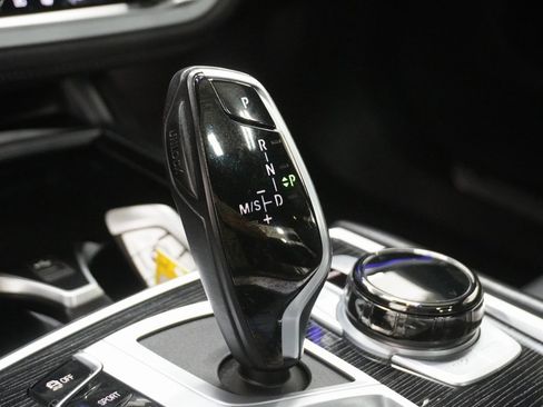 Used 2021 BMW 750i xDrive w/ Executive Package image 33