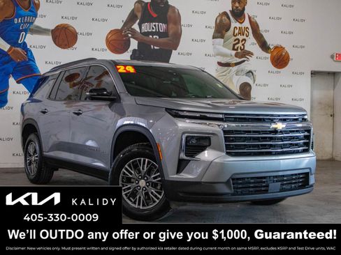 Used 2024 Chevrolet Traverse LT image 1