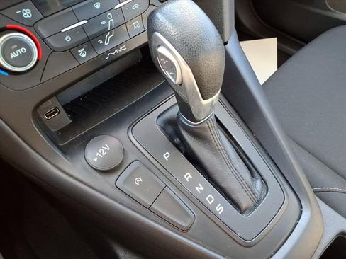 Certified 2018 Ford Focus SE w/ SE Appearance Package image 21